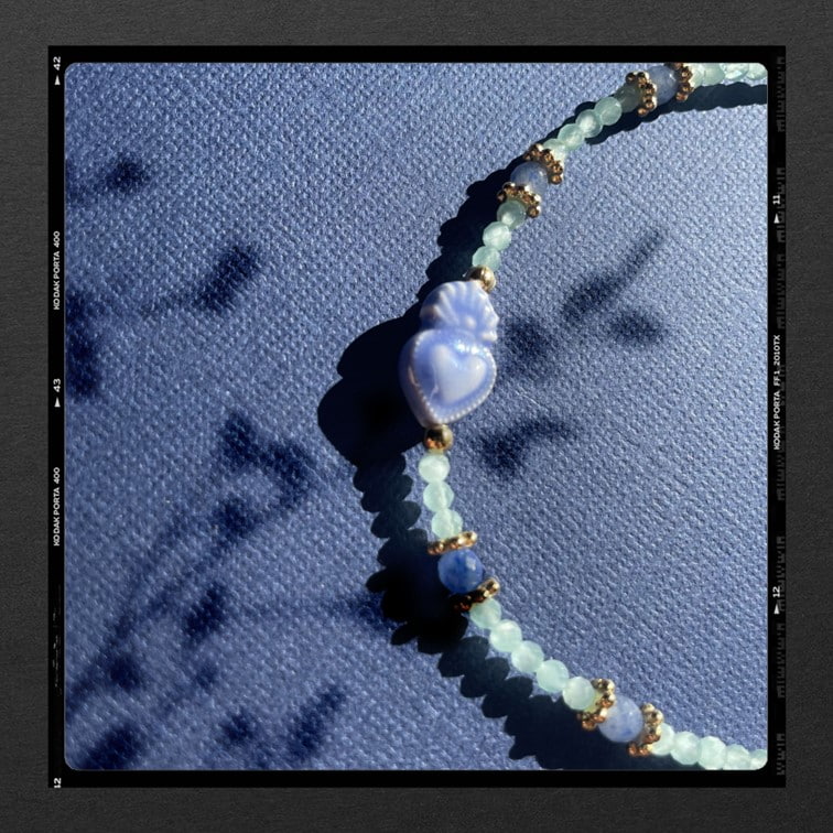 Les Poétisés bracelet ex voto pierres semi precieuses ecrin liege