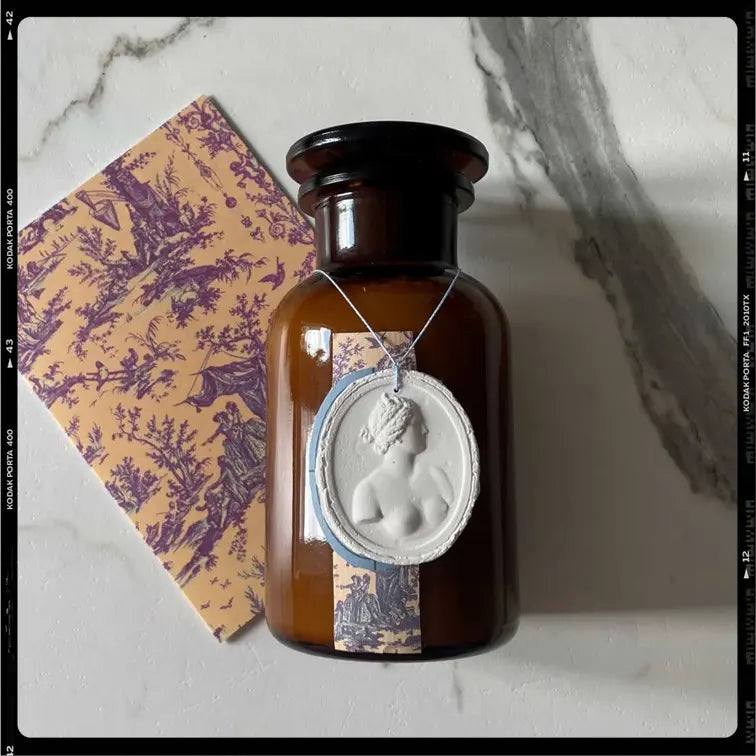 Les Poétisés bougie parfumée apothicaire agrumes toile de Jouy tendance