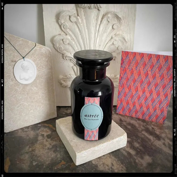 Les Poétisés bougie parfumée apothicaire néoclassique déco