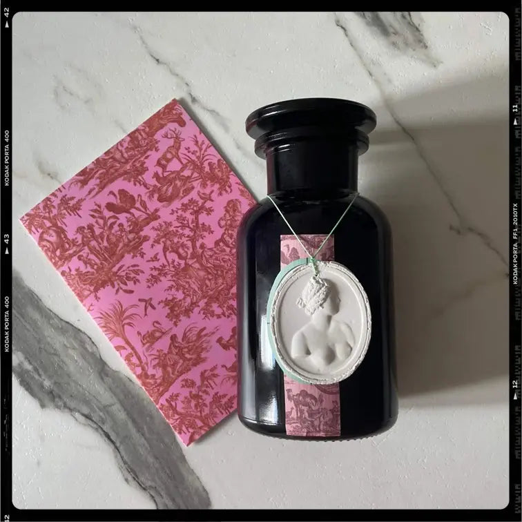 Les Poétisés bougie parfumée bois fumé toile de Jouy déco camée