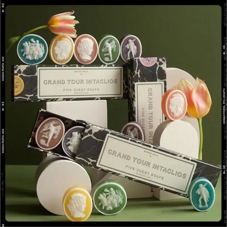 Les Poétisés coffret savons camées invités Bridie Hall intaglio soaps