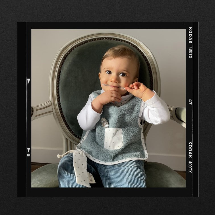 Les Poétisés - bavoir tablier - tissu éponge - cuillère gravée personnalisée - cadeau de naissance bébé