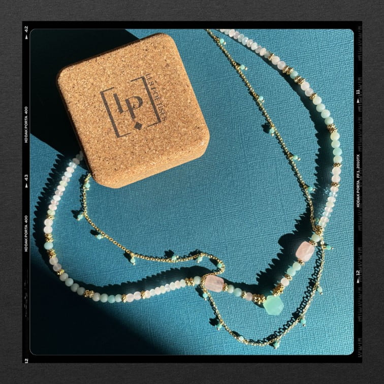 Les Poétisés collier double paix couleurs pastel ecrin en liege bijou de creatrice