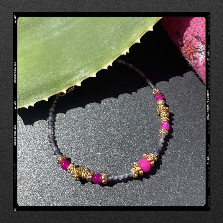 Les Poétisés bracelet purple rain pierres fines perles dorées or 24k 