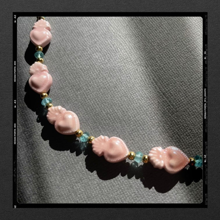 Les Poétisés bracelet coeurs sacrés rose pierres fines ecrin en liege