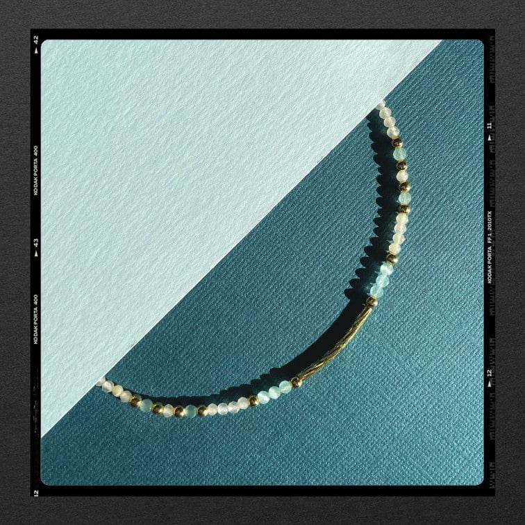 Les Poétisés bracelet eclat or 24k perles pierres semi precieuses ecrin en liege