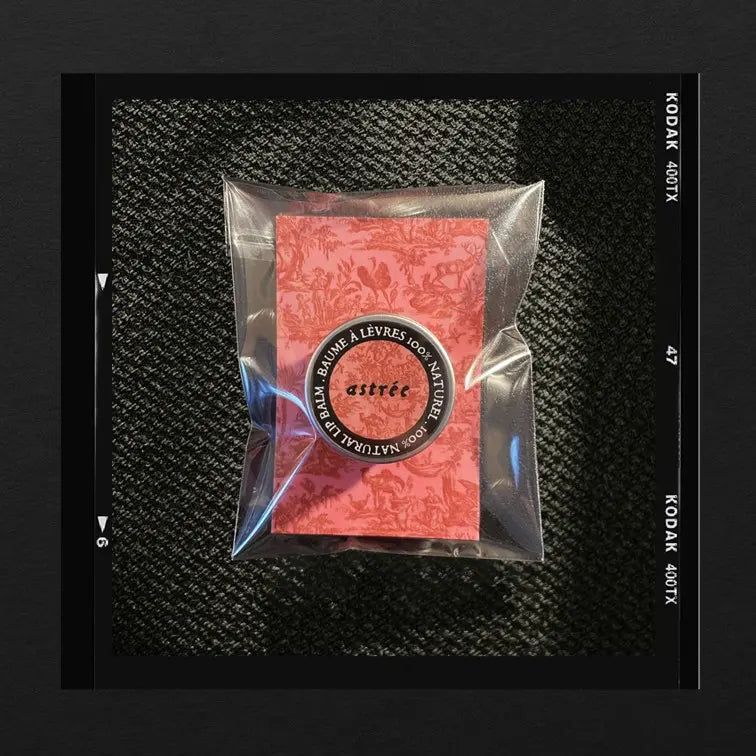 Les Poétisés Astrée baume à lèvres toile de Jouy couleur rose cadeau