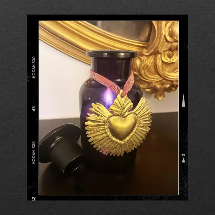 Les Poétisés bougie parfumée apothicaire ornement ex voto doré