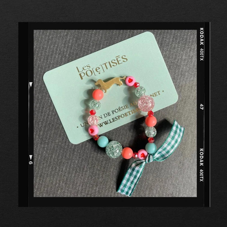 Les Poétisés bracelet enfant personnalisale paillettes vert médaille chien teckel