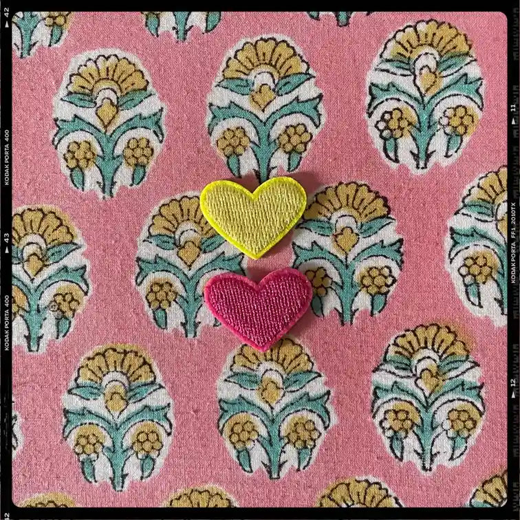 Les Poétisés personnalisation cahier avec cœurs jaune et rose
