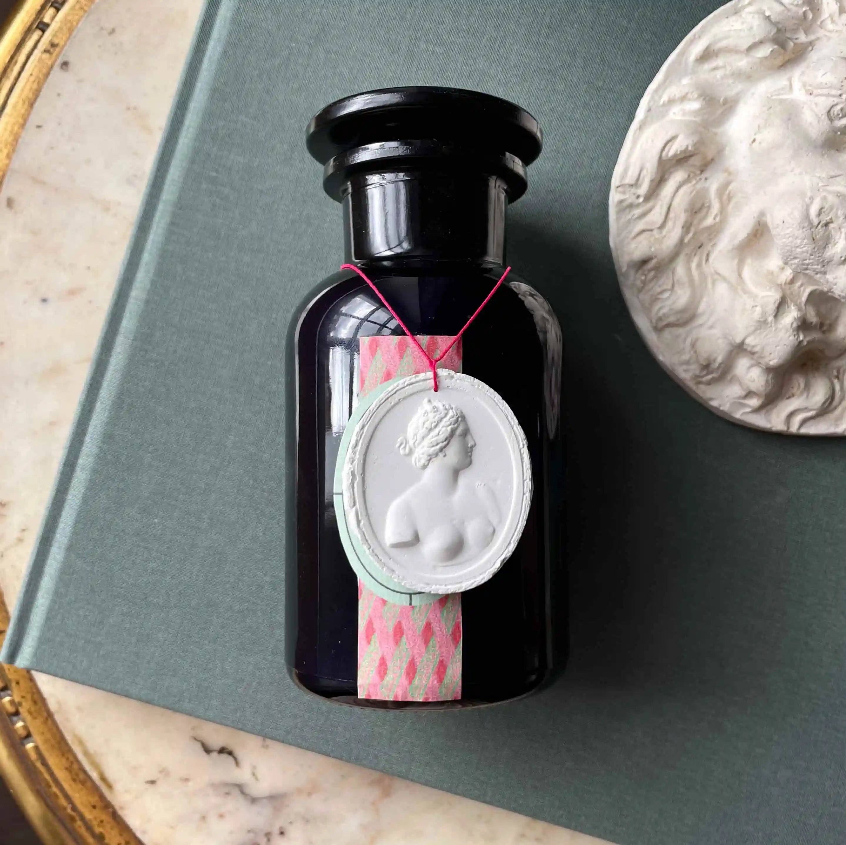 lespoetises-astree-bougie-naturelle-bois-sacre-neoclassique-antique-cameo